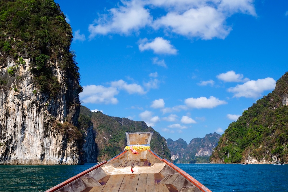 Longtailboot auf dem Cheow Lan See im Khao Sok Nationalpark