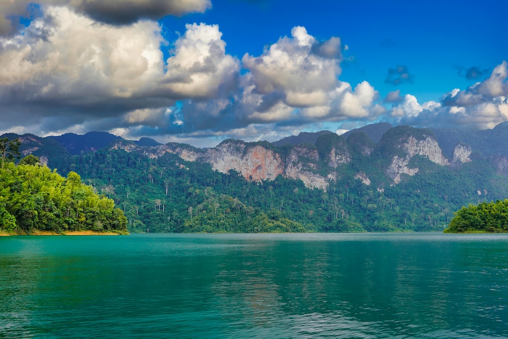 Blick über die bewaldete Landschaft des Khao Sok Nationalparks