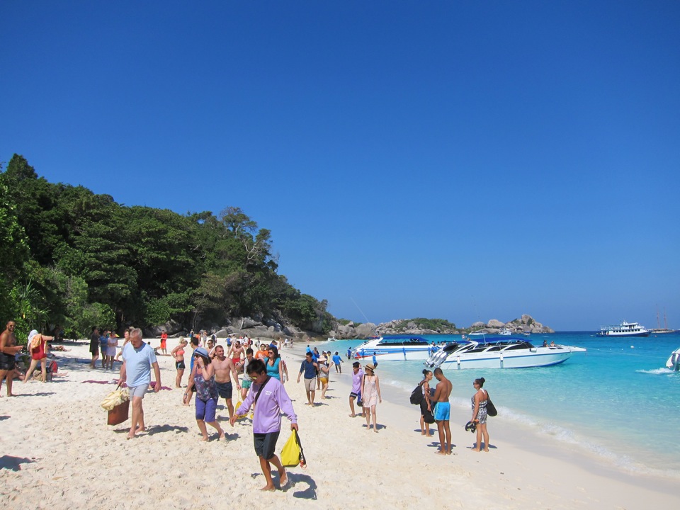 tagestouristen am strand insel 4 2015